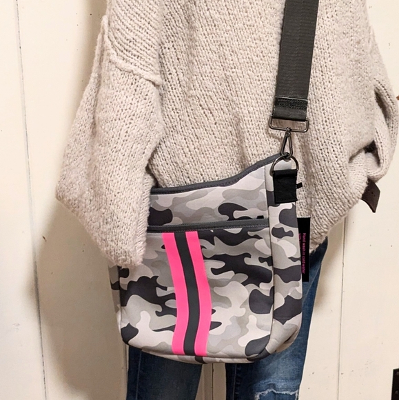 Haute Shore Neoprene Crossbody bag NWT - Picture 10 of 10